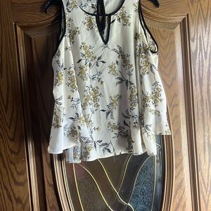 Maurice’s size medium floral top